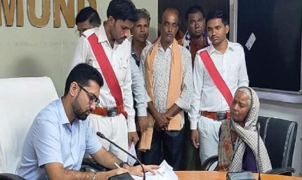महासमुंद : कलेक्टर  लंगेह ने जन चौपाल में सुनी लोगों की समस्याएं, दिए निराकरण के निर्देश