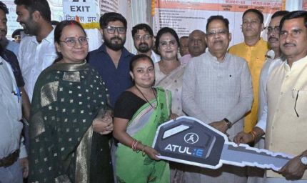 रायपुर : केंद्रीय राज्यमंत्री  तोखन साहू ने बांटी खुशियों की चाबी