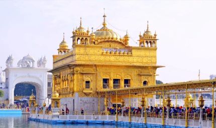 अमृतसर में प्रकाश पर्व की धूम, हरमंदिर साहिब में श्रद्धालुओं की उमड़ी भीड़; रात को होगी दीपमाला और आतिशबाजी