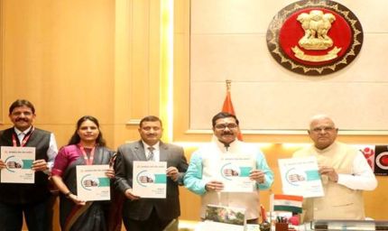 राज्यपाल  पटेल को म.प्र. लोक सेवा आयोग का 68वां वार्षिक प्रतिवेदन किया भेंट