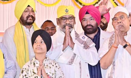 प्रकाश उत्सव  में CM हेमंत सोरेन ने पत्नी संग गुरु ग्रंथ साहिब के समक्ष टेका मत्था