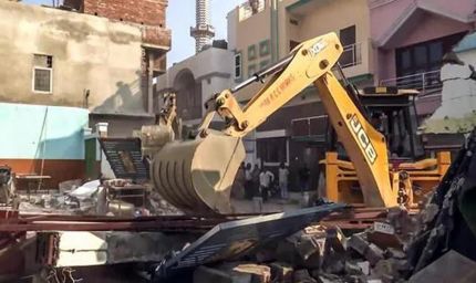 महाकाल मंदिर के रास्ते पर बड़ी कार्रवाई: मुस्लिम बाहुल्य क्षेत्र में 12 अवैध मकान बुलडोजर से गिराए गए