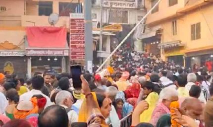 कार्तिक पूर्णिमा पर हनुमान गढ़ी में उमड़ा भक्तों का सैलाब, की गई पुष्प वर्षा