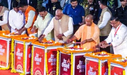 काशी में देव दीपावली की दिव्य रौनक: CM योगी ने जलाया पहला दीप, घाटों पर सजे 25 लाख दीप