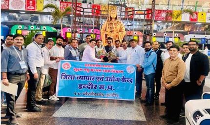 एम.एस.एम.ई. के फार्मा उद्योग प्रतिनिधियों का दल हैदराबाद फार्मा सेज के अध्ययन दौरे पर हुआ रवाना