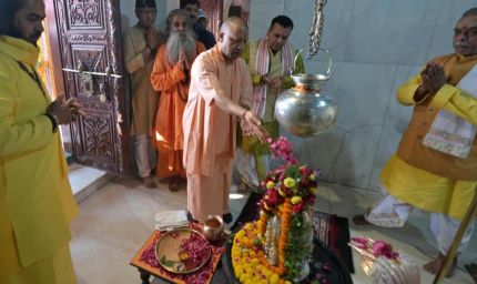 मुख्यमंत्री योगी आदित्यनाथ ने श्रीकाशी विश्वनाथ और काल भैरव के किए दर्शन, सतुआ बाबा आश्रम में संतों से की भेंट