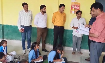 कलेक्टर पार्थ जैसवाल ने बच्चों को पढ़ाई मैथ्स, पूछा ऐसा सवाल जो सबको हैरान कर गया