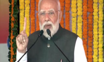 PM मोदी ने काशी से 4 नई 'वंदे भारत' ट्रेनों को किया रवाना, बोले– यह आत्मनिर्भर भारत की पहचान है