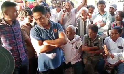 धर्मांतरण विवाद: शव दफनाने को लेकर हंगामा, प्रशासन की हस्तक्षेप से सुलझा मामला, दूसरे जिले में किया गया अंतिम संस्कार