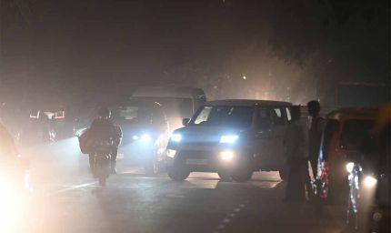 दिल्ली में ‘जहरीली हवा’ का कहर: कई इलाकों में AQI 400 के पार, स्थिति रेड ज़ोन में