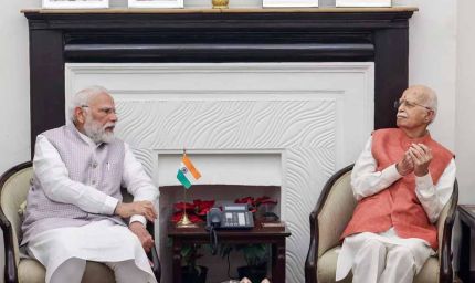 पीएम मोदी ने दी बधाई: लालकृष्ण आडवाणी के 98वें जन्मदिन पर पहुंचे उनके आवास
