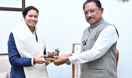 वर्ल्ड कप विजेता भारतीय महिला क्रिकेट टीम की फिजियोथेरेपिस्ट आकांक्षा सत्यवंशी ने मुख्यमंत्री से की मुलाकात