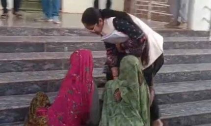 आदिवासी महिला बोलीं — मैडम हमारी जमीन बचा लीजिए, नहीं तो मैं जान दे दूंगी, तहसीलदार कार में बैठकर निकल गए