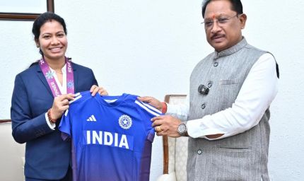 रायपुर : वर्ल्ड कप विजेता भारतीय महिला क्रिकेट टीम की फिजियोथेरेपिस्ट आकांक्षा सत्यवंशी ने मुख्यमंत्री से की मुलाकात