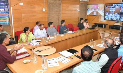 तैयारियां पूरी: मतदान दल पोलिंग बूथों के लिए रवाना