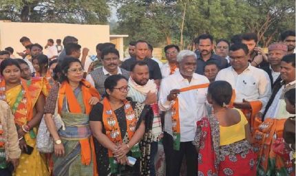 घाटशिला उपचुनाव से पहले JMM को बड़ा झटका, सैकड़ों कार्यकर्ता भाजपा में शामिल