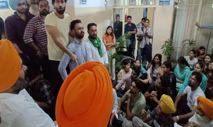 पंजाब यूनिवर्सिटी में छात्रों और पुलिस में भिड़ंत, धक्का-मुक्की और लाठीचार्ज की घटना