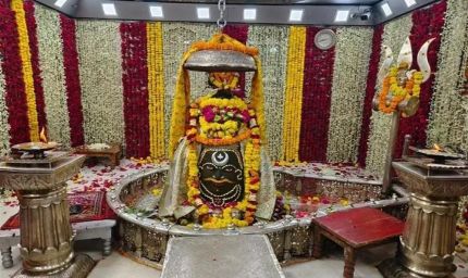 उज्जैन के छात्रों का अनोखा स्टार्टअप: बाबा महाकाल के फूलों से बना रहे इको-फ्रेंडली प्रोडक्ट्स