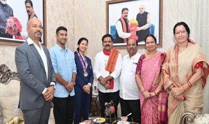 रायपुर : उपमुख्यमंत्री  विजय शर्मा मिले वर्ल्ड कप विजेता भारतीय महिला क्रिकेट टीम की फिजियोथेरेपिस्ट आकांक्षा सत्यवंशी से, दी शुभकामनाएं