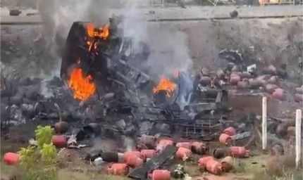 गैस सिलेंडरों से भरा ट्रक पलटा: धमाकों से थर्राया इलाका, लोग घरों से बाहर भागे