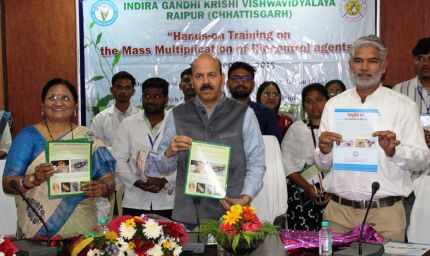 रायपुर : फसलों में बीमारियों के नियंत्रण के लिए जैव नियंत्रकों का उपयोग करें : डॉ. चंदेल