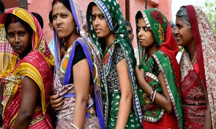 बिहार विधानसभा 2025: महिलाओं ने बनाया रिकॉर्ड, पुरुष वोटिंग को पीछे छोड़ा — एग्जिट पोल में गेमचेंजर बनेंगी महिलाएं?