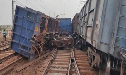 आदित्यपुर रेलवे यार्ड में दो मालगाड़ियों की टक्कर, क्षेत्र में अफरा-तफरी