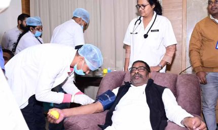 मेगा ब्लड डोनेशन कैंप का शुभारंभ: CM हेमंत सोरेन ने रक्तदान कर दिया जनसेवा का संदेश