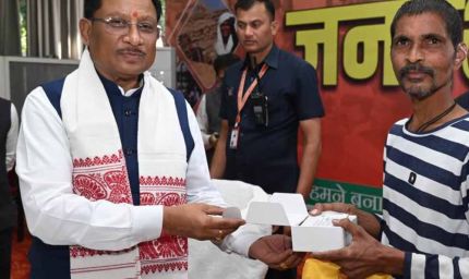 CM साय की संवेदनशील पहल: जनदर्शन में रमन निर्मलकर को मिला श्रवण यंत्र, सुनने की दुनिया लौटी