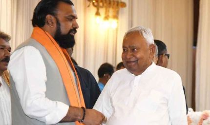 Bihar News: बिहार में सरकार गठन की हलचल तेज, नीतीश के आवास पहुंच रहे नेता