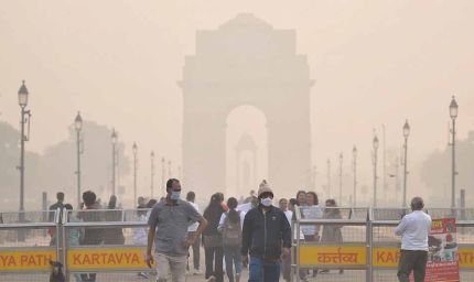 दिल्ली-NCR में जहरीली हवा का कहर: इंडिया गेट धुंध में ओझल, कई इलाकों में AQI 400+