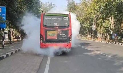 राजधानी में चलती BCLL बस में लगी अचानक आग, ड्राइवर-कंडक्टर ने कूदकर बचाई जान