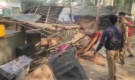 सड़क किनारे झोपड़ियों पर निगम का एक्शन, कर्मचारियों ने खुद हटाया अतिक्रमण