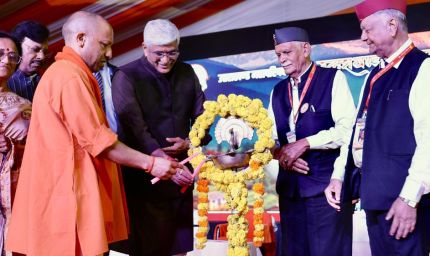 विदेशी इतिहासकारों की शरारत को पीछे छोड़कर, इतिहास के गौरव-गरिमा से जुड़े पन्ने सहेजने का काम करती है लोककला व लोकगीतः योगी आदित्यनाथ