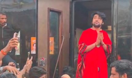 पीठाधीश्वर पंडित धीरेंद्र शास्त्री दिल्ली से वृंदावन पदयात्रा कर बागेश्वर धाम पहुंचे, श्रद्धालुओं ने किया भव्य स्वागत