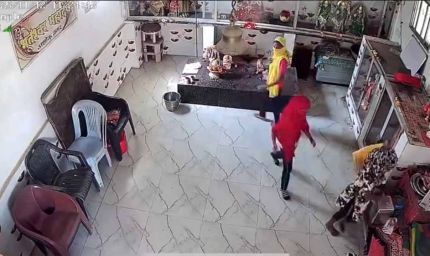 मंदिर से दानपेटी चोरी: लड़कियाँ CCTV कैमरे में हुईं कैद