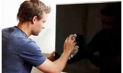 टीवी स्क्रीन को साफ करते समय ना करें यह छोटी−छोटी गलतियां