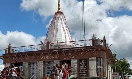 मां शारदा मंदिर में चोरी: 2kg चांदी के छत्र और सोने के नथ गायब, पुजारी पर शक