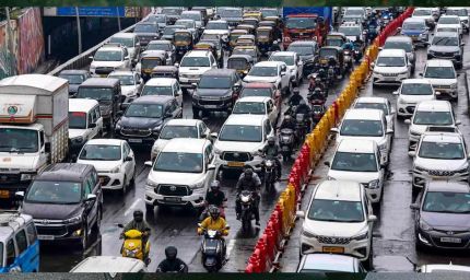 केंद्र ने बढ़ाई फ‍िटनेस फीस, पुराने वाहनों के लिए 10 गुना तक का झटका