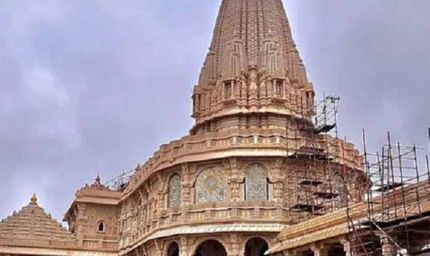 श्रीराम मंदिर में ध्वजारोहण: केसरिया ध्वज पर ‘ऊँ’ और सूर्य चिन्ह ने बढ़ाया राजवंशी गौरव