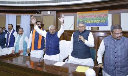 नीतीश कुमार ने सरकार गठन का दावा पेश किया; कल 10वीं बार लेंगे शपथ, पीएम होंगे शामिल