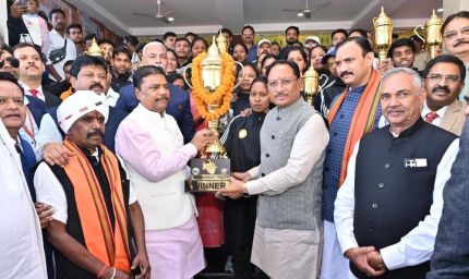 रायपुर : मुख्यमंत्री ने ऑल इंडिया फ़ॉरेस्ट स्पोर्ट्स मीट के विजेता खिलाड़ियों से मुलाकात कर दी बधाई