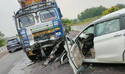 गुना में तेज रफ्तार कार ट्रक से भिड़ी, तीन दोस्तों की मौके पर मौत