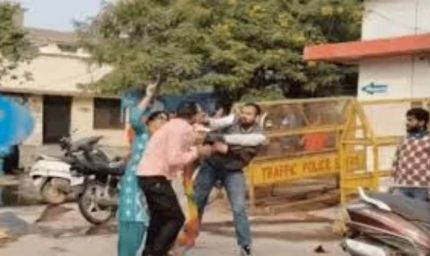 ASI पति को पत्नी ने रंगे हाथ पकड़ा, पुलिस चौकी में ही जमकर पिटाई; VIDEO वायरल