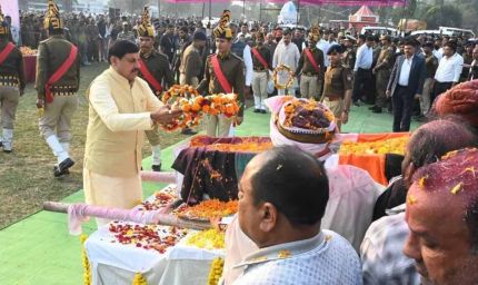 शहीद इंस्पेक्टर आशीष शर्मा को अंतिम विदाई, CM मोहन यादव ने दिया कंधा; भाई को सब इंस्पेक्टर बनाने की घोषणा