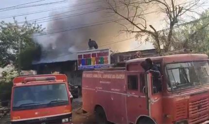 भंगार गोदाम में भीषण आग: डेढ़ घंटे की मेहनत के बाद आग पर काबू, लाखों का नुकसान