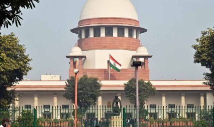 सुप्रीम कोर्ट की कड़ी फटकार: मामूली गलती पर 28 दिन की जेल, अफसरों पर भारी नाराज़गी