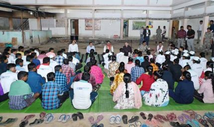 पुनर्वासित युवाओं के साथ उपमुख्यमंत्री ने लगाई चौपाल, खुद बैठकर युवाओं के बनवाये आधारभूत दस्तावेज