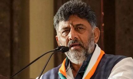 कर्नाटक कांग्रेस में उथल-पुथल तेज, शिवकुमार गुट ने हाईकमान पर दबाव बढ़ाया—विधायकों का तीसरा बैच दिल्ली पहुँचा
