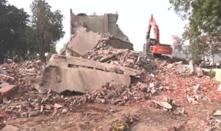 अहमदाबाद झील से अवैध कब्जा हटाने पहुँची 15 JCB मशीनें, 918 मकानों पर चला बुलडोज़र